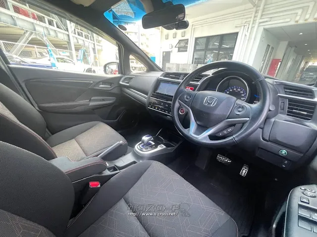 未来的で運転に集中できるコックピット空間や開放的な助手席 ホンダ フィット
