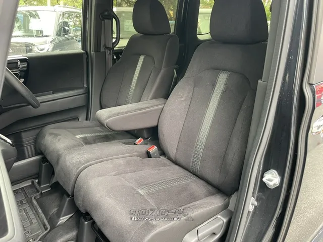 シートアクセントは内装全体の色調を揃え、上質で硬派な印象へと進化させた。 ホンダ N-BOX