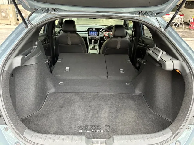 左右どちらにも引き出しや巻き取りが可能な、横開きのカーゴエリアカバーを採用した ホンダ シビック