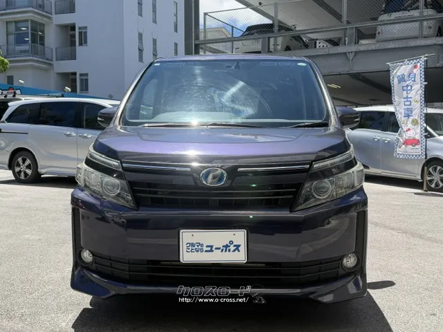 外観においては、ネッツエンブレムを強調した、ヘッドランプと連続する上下二段構成の トヨタ ヴォクシー