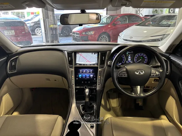 インテリアは運転席にドライビングに集中できる高い機能性と高揚感を提供。 日産 スカイライン