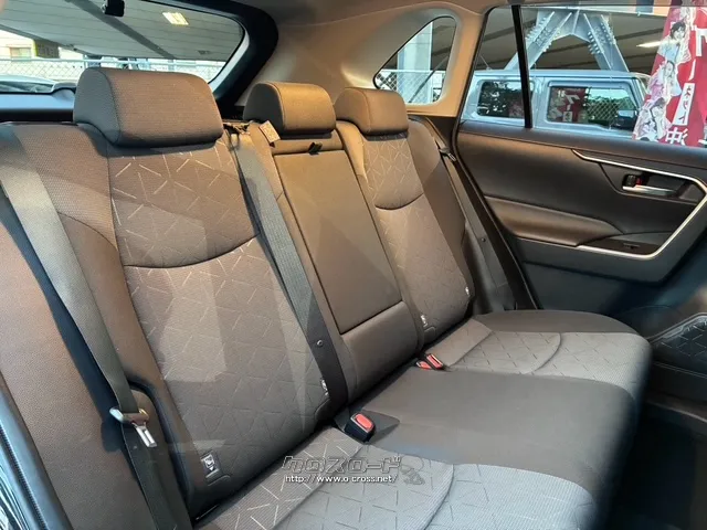 後席も足元まで広々とした空間 トヨタ RAV4