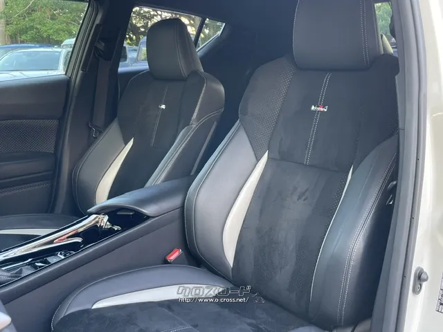 助手席も同じシートが装備されております トヨタ C-HR