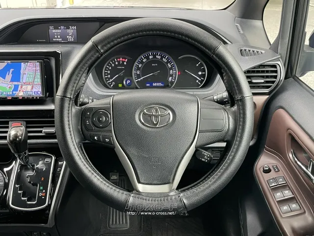 ステアリングホイールとシフトノブに、本革と黒木目調加飾を施した トヨタ エスクァイア