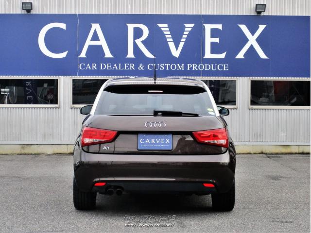 テールランプも凝った造形をもち夜間は帯状に赤いランプが点灯します アウディ A1