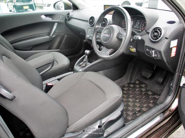 インストゥルメントパネルは造形自体はシンプルで、嫌みのないもの。エアコンの丸い吹き出し口が効果的に配置されており小型車なので内装がチープといったこともありません アウディ A1