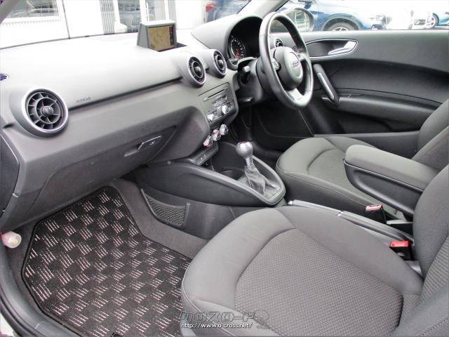 ナビゲーションシステムの画面はダッシュボード上部に設けられています アウディ A1