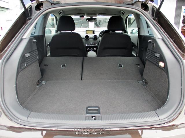 リアシートを倒すと、ボディーの中央付近までフラットな荷室スペースを作り出すことができます アウディ A1