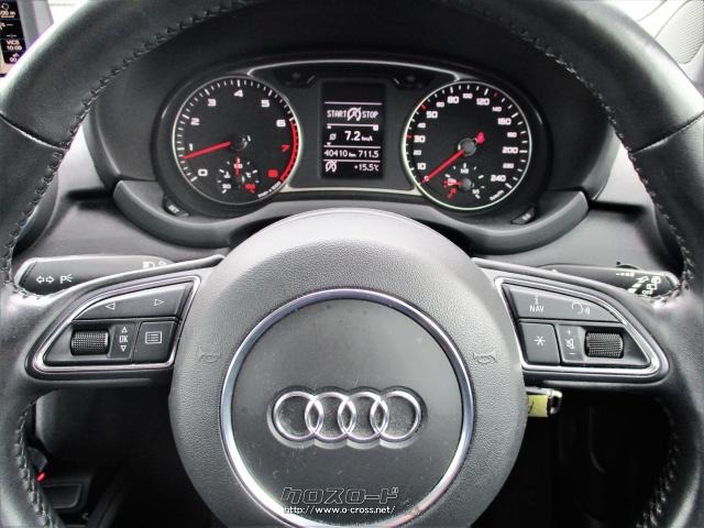 ステアリングスポークには操作のしやすい位置にオーディオ等の操作スイッチが配置されています アウディ A1