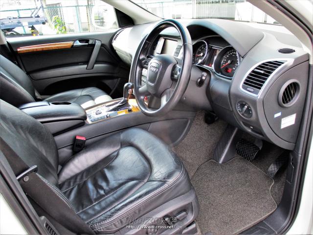 地上からやや高めの場所にあるシートは、電動の本革シートが標準で装着されます アウディ Q7