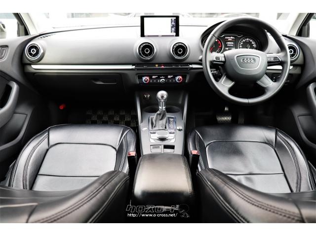 水平基調のデザインが採用されたインテリア。ダッシュボードには電動格納式の液晶モニターを装備しています アウディ A3