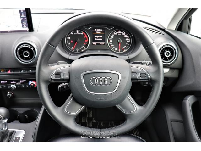 革巻きのステアリングが装備されています アウディ A3