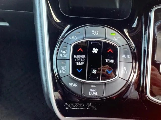 フロントオートエアコン(左右独立温度コントロール) トヨタ ヴォクシー