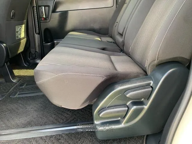 6:4分割チップアップシート トヨタ ヴォクシー