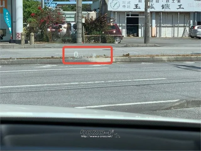 運転手の目線の位置に浮かび上がるヘッドアップディスプレイ トヨタ ハリアー