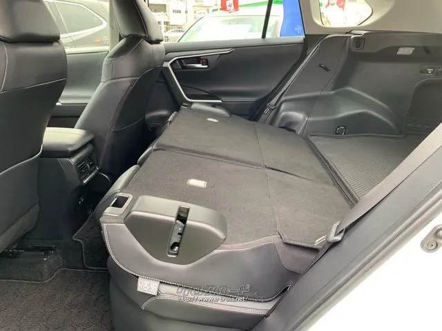 ●6:4分割可倒式リヤシート(リクライニング機構付) トヨタ RAV4