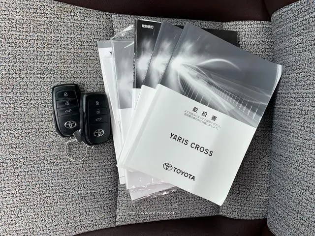 整備記録簿、取扱説明書、スマートキー2個付き トヨタ ヤリスクロス