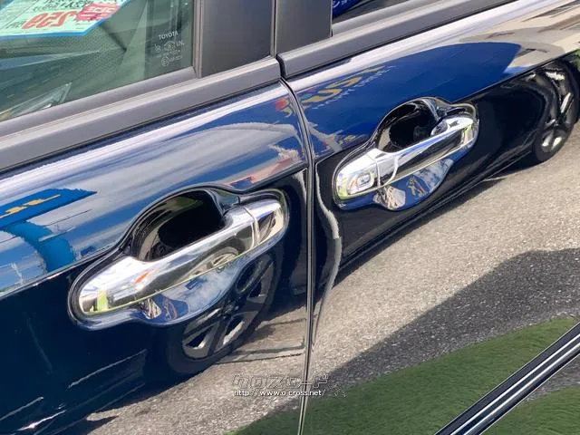 ●スマートエントリーシステム(運転席・助手席・バックドア/アンサーバック機能付)+プッシュスタートシステム+スマートキー2個・アウトサイドドアハンドル、煌き専用デザイン トヨタ ヴォクシー