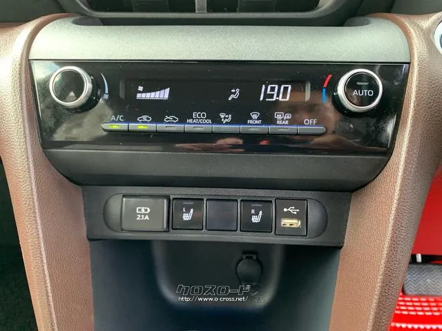 ハイブリッド車:メッキダイヤル/電動インバーターコンプレッサー付、オートエアコン●充電用USB トヨタ ヤリスクロス