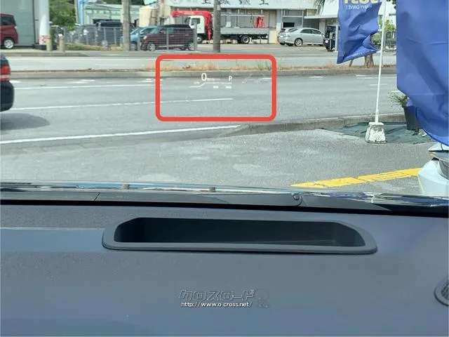 運転手の目線の位置に浮かび上がる、カラーヘッドアップディスプレイ トヨタ ヴォクシー