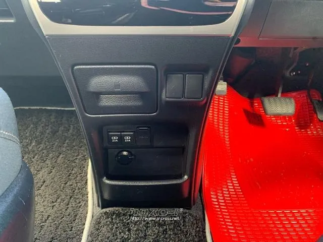 充電用USB端子+アクセサリーソケット(DC12V・120W/1個) トヨタ ヴォクシー