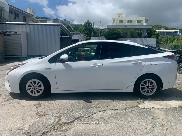 トヨタ プリウス