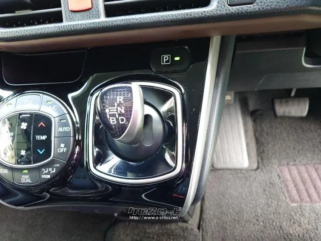 シフトレバー。ぜひ一度お客様の目で確認してください。 トヨタ エスクァイア