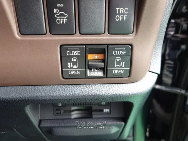 両側電動スライドドア!!荷物で手が塞がるなど簡単にドアの開閉が出来ます! トヨタ エスクァイア