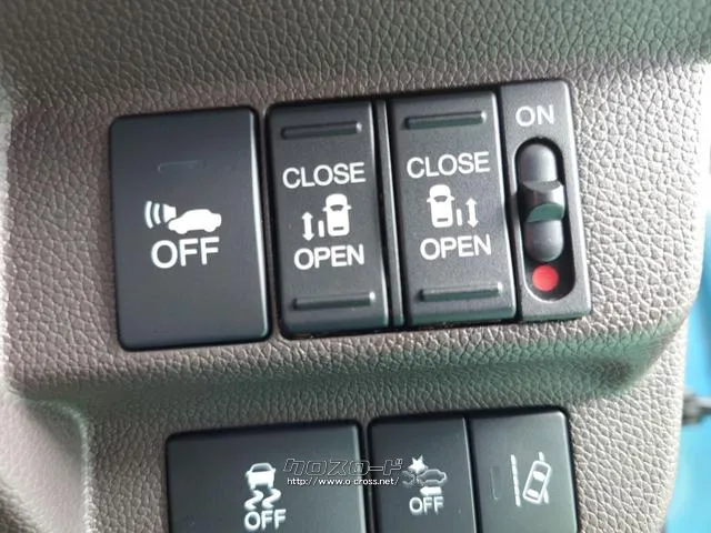 両側電動スライドドア!!荷物で手が塞がるなど簡単にドアの開閉が出来ます!何より力いらずで開閉OK!女性やお年寄りにも優しい。電動機能はOFFにもできますから元気なお子様の駆け出しも安心! ホンダ フリード