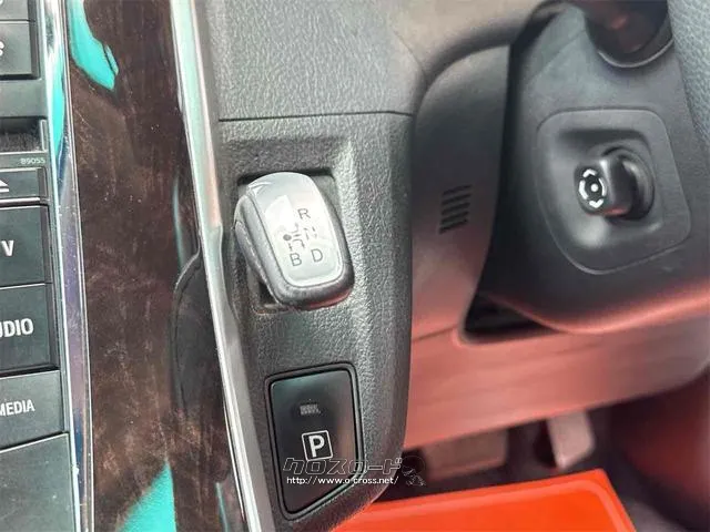 発進時や後退時に必ず操作するレバーです。操作のしやすさが肝になってきます。ぜひ一度体感してください。 トヨタ SAI