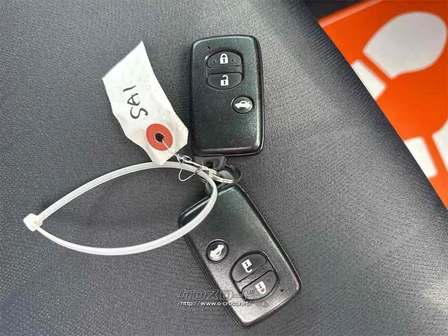 付いてて便利!とても人気の高い装備のスマートキーシステム。キーを携帯しているだけで、ドアロックの開閉並びにエンジンの始動が可能な装備です。プッシュスタートですのでエンジンの始動もボタンを押すだけです トヨタ SAI