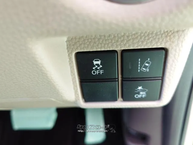 カメラが白線を検知して車線中央付近を走行するよう、車線維持を支援するレーンアシスト! ホンダ N-BOX
