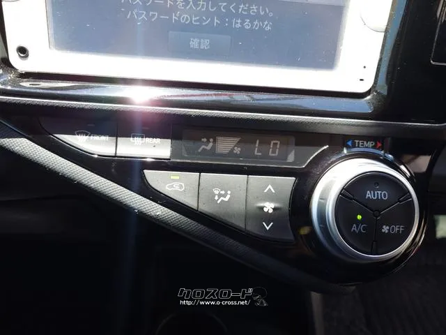 手の届きやすいところで簡単操作ができる空調付き!オールシーズンお好みの温度調節ができます。 トヨタ アクア