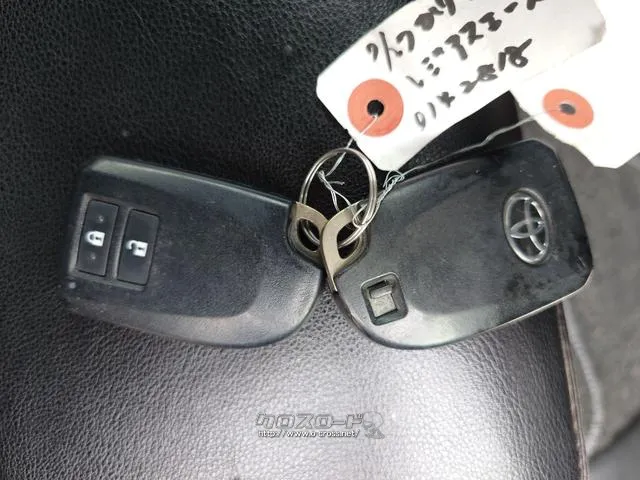 付いてて便利!とても人気の高い装備のスマートキーシステム。キーを携帯しているだけで、ドアロックの開閉並びにエンジンの始動が可能な装備です。プッシュスタートですのでエンジンの始動もボタンを押すだけです トヨタ レジアスエース