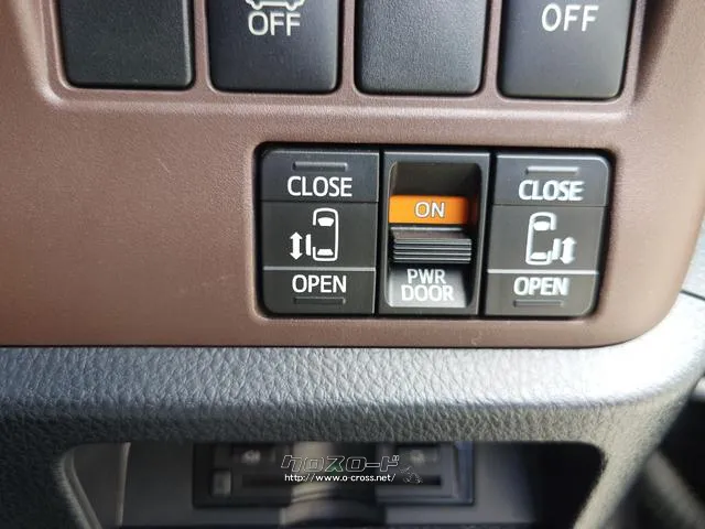 両側電動スライドドア装備!運転席よりボタン一つで開閉可能でございます。 トヨタ エスクァイア