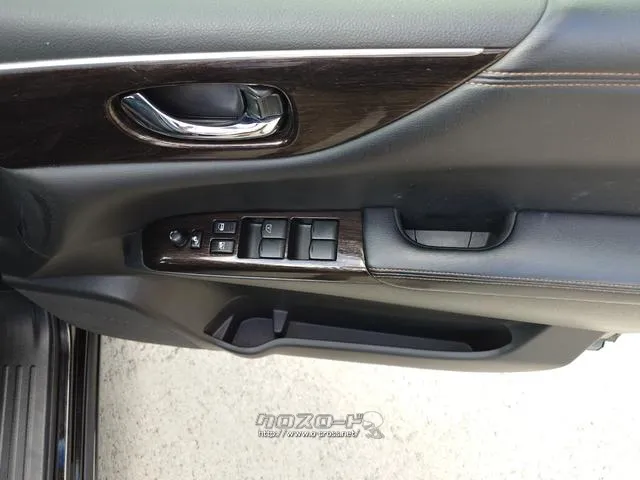 パワーウィンドウのスイッチですよ。運転席に居ながら窓を開け閉めのコントロールできますよ。 日産 エルグランド