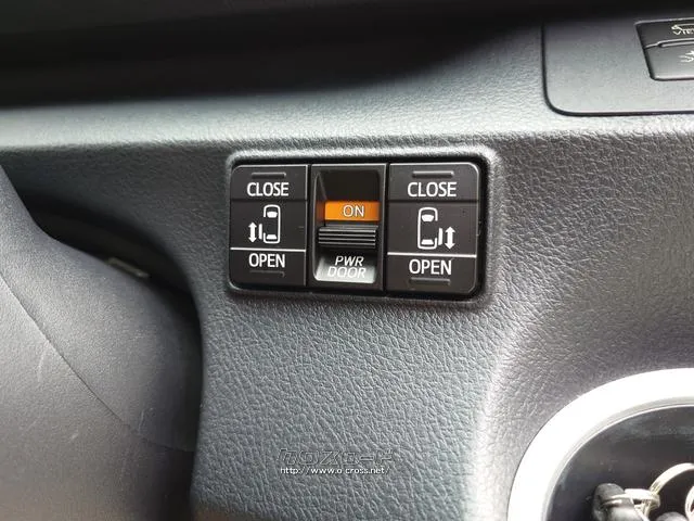 両側電動スライドドア!!荷物で手が塞がるなど簡単にドアの開閉が出来ます!何より力いらずで開閉OK!女性やお年寄りにも優しい。電動機能はOFFにもできますから元気なお子様の駆け出しも安心! トヨタ シエンタ
