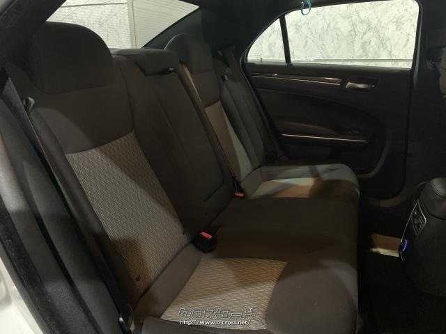 リアシートも肌触りがソフトなファブリック調♪ クライスラー 300