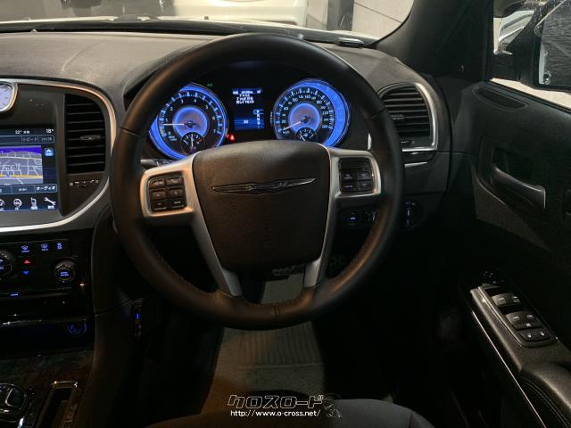 ステアリングハンドルで走行中でもオーディオ操作も簡単です♪ クライスラー 300