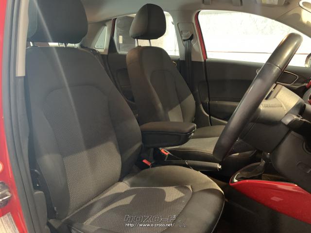 ドライバー席は長距離ドライブに嬉しいアームレスト付き♪ アウディ A1