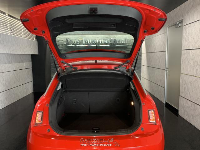 テールゲートを開くと収納もしっかり☆ アウディ A1
