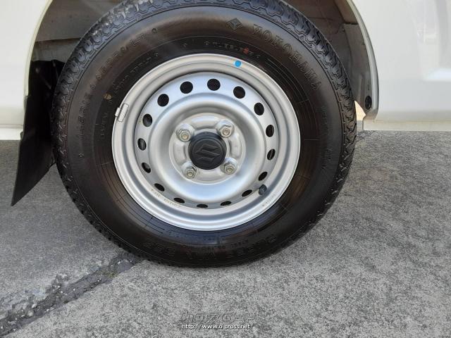 走行距離4,600キロなので、タイヤもバッチリOK。 スズキ キャリイ