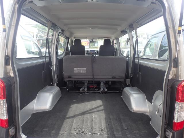 3列シートは、折りたたむことができ、もっと荷室は広くなります。 日産 NV350キャラバン