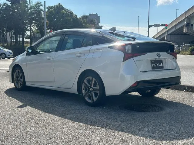 トヨタ プリウス