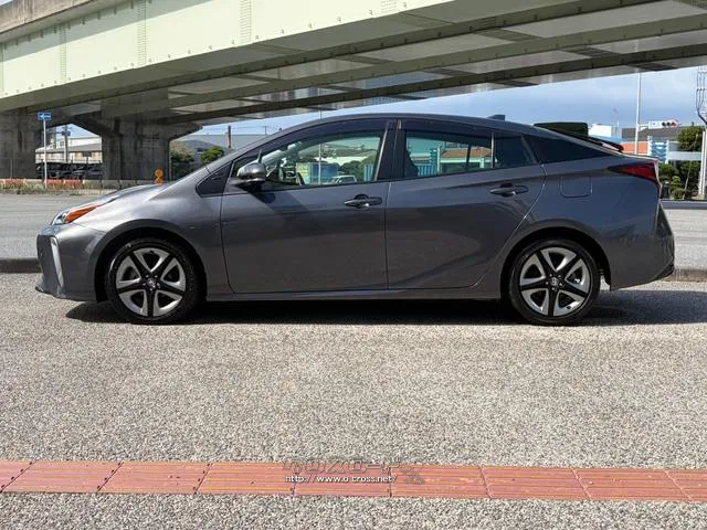 レンタアップ車徹底売り尽くしセール!ナビ・ETC・バックカメラ付で装備充実。愛車の買取査定、委託販売なども行ってます〜♪中古車買うなら西崎総合運動公園向かいのネクサスレンタカーへ。 トヨタ プリウス