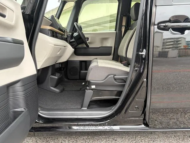 レンタアップ車徹底売り尽くしセール!ナビ・ETC・バックカメラ付で装備充実。愛車の買取査定、委託販売なども行ってます〜♪中古車買うなら西崎総合運動公園向かいのネクサスレンタカーへ。 ホンダ N-BOX