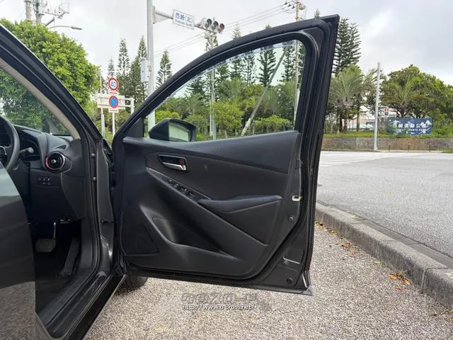 レンタアップ車徹底売り尽くしセール!ナビ・ETC・バックカメラ付で装備充実。愛車の買取査定、委託販売なども行ってます〜♪中古車買うなら西崎総合運動公園向かいのネクサスレンタカーへ。 マツダ MAZDA2