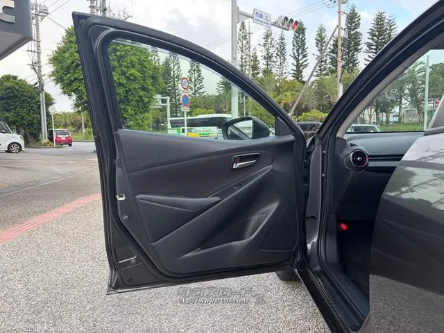 レンタアップ車徹底売り尽くしセール!ナビ・ETC・バックカメラ付で装備充実。愛車の買取査定、委託販売なども行ってます〜♪中古車買うなら西崎総合運動公園向かいのネクサスレンタカーへ。 マツダ MAZDA2