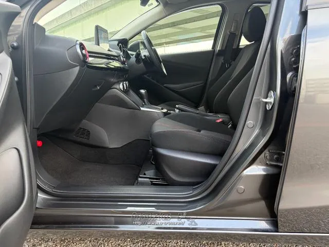 レンタアップ車徹底売り尽くしセール!ナビ・ETC・バックカメラ付で装備充実。愛車の買取査定、委託販売なども行ってます〜♪中古車買うなら西崎総合運動公園向かいのネクサスレンタカーへ。 マツダ MAZDA2