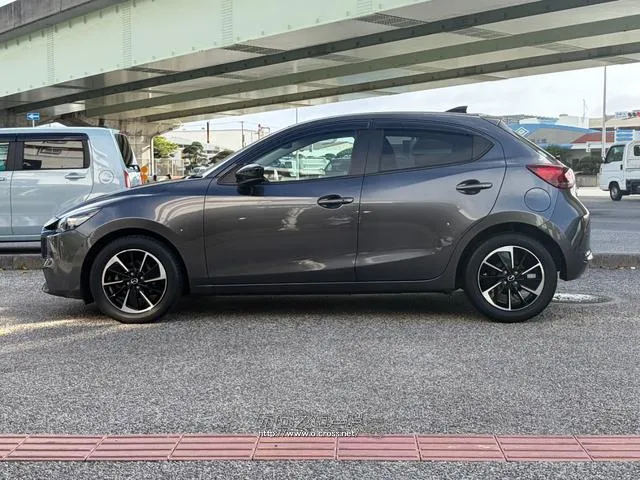 レンタアップ車徹底売り尽くしセール!ナビ・ETC・バックカメラ付で装備充実。愛車の買取査定、委託販売なども行ってます〜♪中古車買うなら西崎総合運動公園向かいのネクサスレンタカーへ。 マツダ MAZDA2